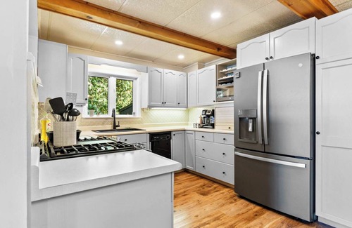 Dashwood Cottage | Lakeshore Sunsets - King Bed, Hot tub!