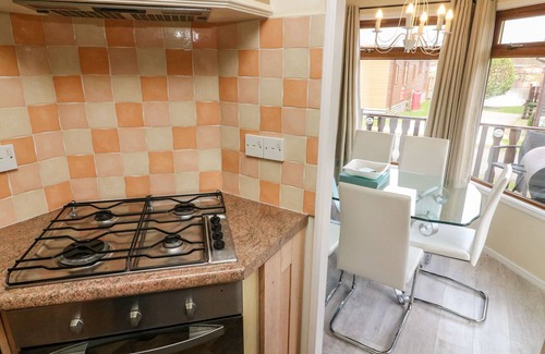 Yealand Conyers House | LAKESIDE 19, pet friendly, with pool in Tewitfield