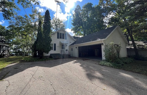 Lake Mills House | Lakeside 3-bedroom house with spacious living areas and all amenities