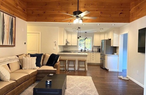 Laconia House | Lakeside Bliss at Pickerel Cove