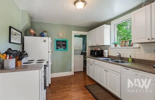 Coeur d'Alene House | Lakeside Bungalow—Steps to McEuen Park & Tubbs Hill for Scenic Adventures!
