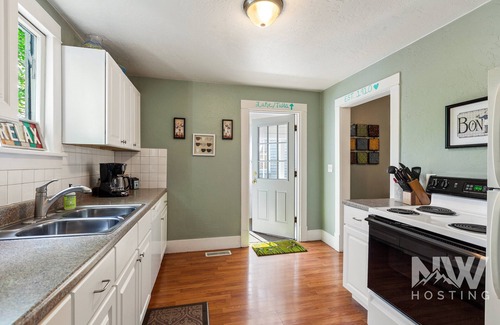 Coeur d'Alene House | Lakeside Bungalow—Steps to McEuen Park & Tubbs Hill for Scenic Adventures!