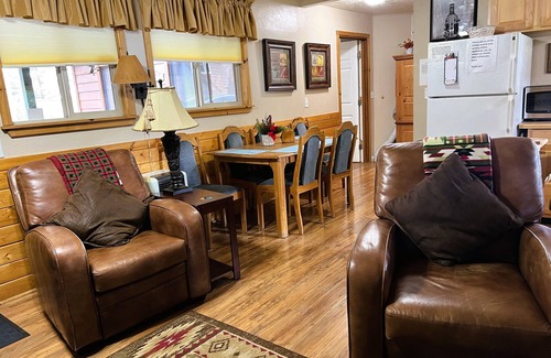 Peninsula Village Cabin | Lakeside Cabin, Cozy Family Pet-Friendly, Beautiful Views, Free Dock & Boat Slip