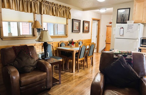 Peninsula Village Cabin | Lakeside Cabin, Cozy Family Pet-Friendly, Beautiful Views, Free Dock & Boat Slip