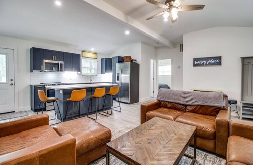 Pottsboro Cabin | Lakeside Cabin Newly Remodeled .4mile to boat ramp with boat parking and Kayaks.