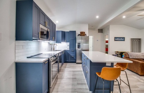 Pottsboro Cabin | Lakeside Cabin Newly Remodeled .4mile to boat ramp with boat parking and Kayaks.