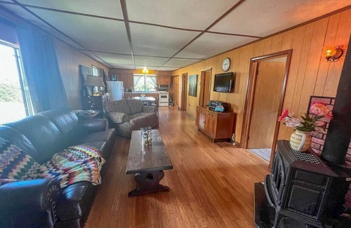 Port McNicoll Cabin | Lakeside Cabin: Steps to Beach