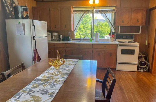 Port McNicoll Cabin | Lakeside Cabin: Steps to Beach