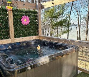 Scottsville House | Lakeside cottage w/3 bed, 2 bath & spectacular view!