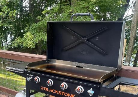 Scottsville House | Lakeside cottage w/3 bed, 2 bath & spectacular view!