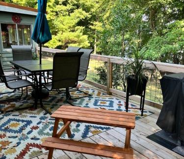 Scottsville House | Lakeside cottage w/3 bed, 2 bath & spectacular view!