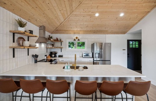 Lebanon House | Lakeside cottage w/firepit, close to Nashville!