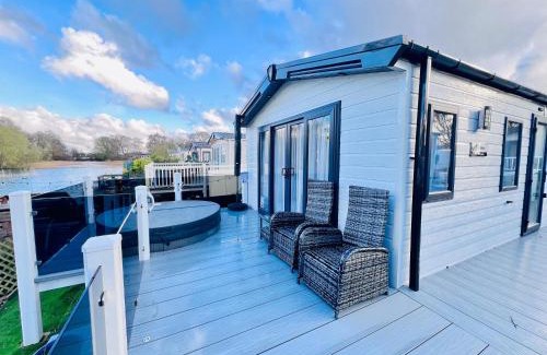 Tattershall Resort | Lakeside Dorchester Lodge - Hot Tub with Fishing Peg