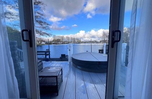 Tattershall Resort | Lakeside Dorchester Lodge - Hot Tub with Fishing Peg
