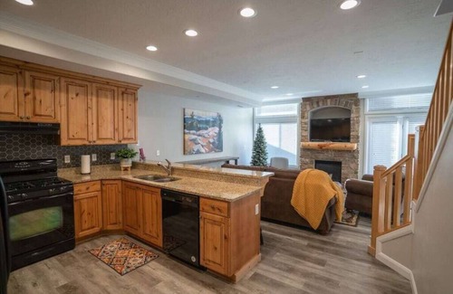 Ogden House | Lakeside Funscape LS33 | Ski & Snowboard | Hot Tub