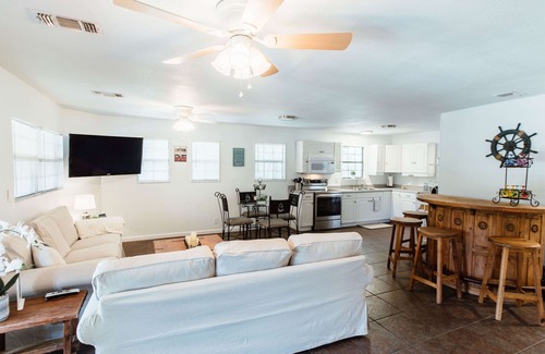 Canyon Lake House | Lakeside Hill Country 5BR Home; Covered Parking; Pickleball Court