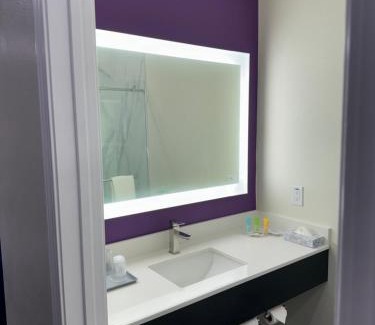 Lone Star Hotel | Lakeside Inn and Suites