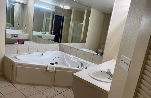 Mathis Hotel | Lakeside Inn & Suites by OYO Mathis I 37