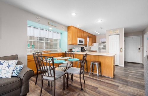 Indian Point Condo | Lakeside Laziness - 2BR | Lake, Deck, SDC, Trails