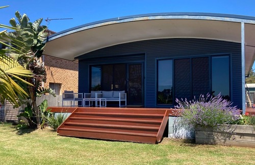Eden House | Lakeside Living - 3 bedroom home on the lake -2+ nights