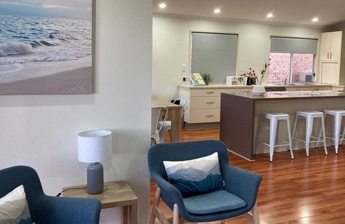 Eden House | Lakeside Living - 3 bedroom home on the lake -2+ nights