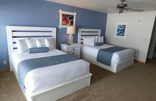 Nisswa Resort | Lakeside Lodge 2 Queen w/Jacuzzi on Gull Lake- Fireplace-Balcony - Pet Friendly!