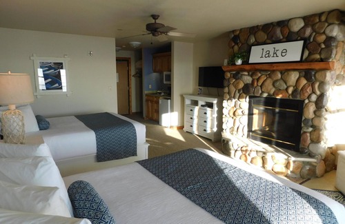 Nisswa Resort | Lakeside Lodge 2 Queen w/Jacuzzi on Gull Lake- Fireplace-Balcony - Pet Friendly!