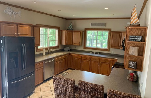 Henrico House | Lakeside Log Cabin - Sleeps 12, Boathouse, Sandy Beach, Lush Yard