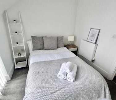 Reading Bed & Breakfast | Lakeside LUX bedroom with parking, M4 Jct 11, next to train station