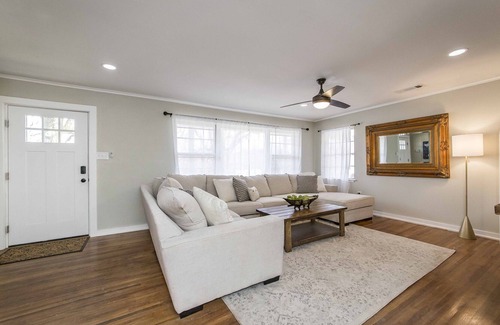 North Little Rock House | Lakeside retreat. Close to Little Rock and the Old Mill. With Hot Tub!
