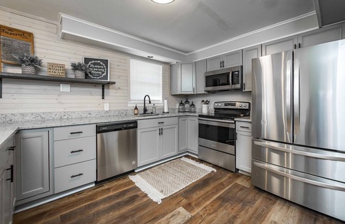 North Little Rock House | Lakeside retreat. Close to Little Rock and the Old Mill. With Hot Tub!