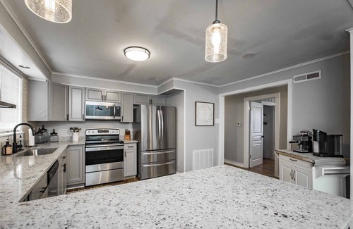 North Little Rock House | Lakeside retreat. Close to Little Rock and the Old Mill. With Hot Tub!