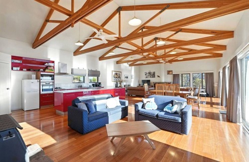 Miena Apartment | Lakeside Retreat, Miena