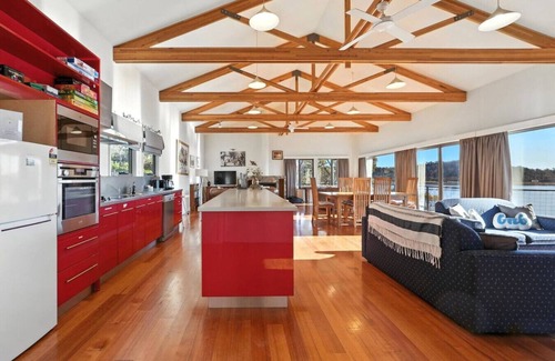 Miena Apartment | Lakeside Retreat, Miena