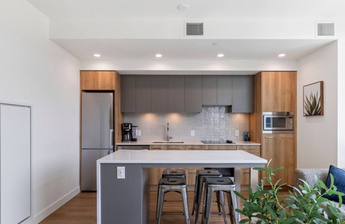 South Pandosy Apartment | Lakeside Retreat w/Rooftop Pool, Hot Tub, Firepits & BBQs – 10 min to Downtown