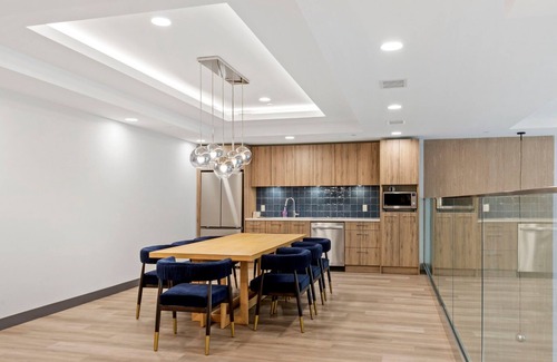 South Pandosy Apartment | Lakeside Retreat w/Rooftop Pool, Hot Tub, Firepits & BBQs – 10 min to Downtown