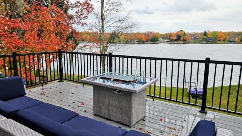 Penn Lake Park House | Lakeside Serenity by AvantStay Lakefront Newly Built Deck w Views