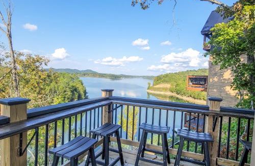 Sevierville House | Lakeside Serenity