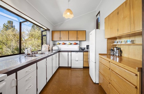 Omori House | Lakeside Stunner - Omori Holiday Home