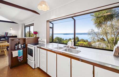 Omori House | Lakeside Stunner - Omori Holiday Home