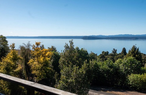 Omori House | Lakeside Stunner - Omori Holiday Home