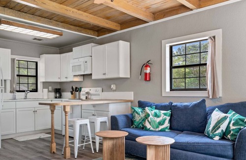 Leander Cabin | LakeTravis Bungalow8