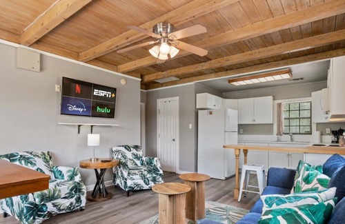 Leander Cabin | LakeTravis Bungalow8