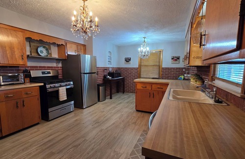 Lorain House | Lakeview Beach BungalownLighthouse/3 Beds/Game Room/PetsnEntry Ramp available