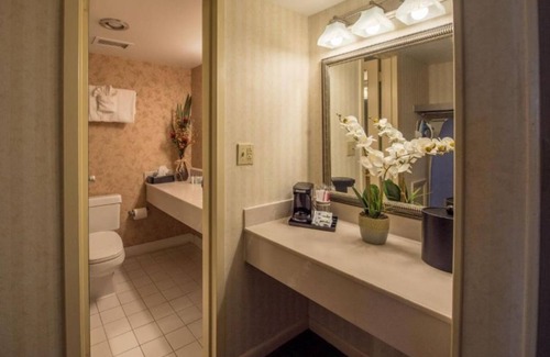 Cheat Lake Hotel | Lakeview Golf Resort Hotel Elegant 1BR Suite