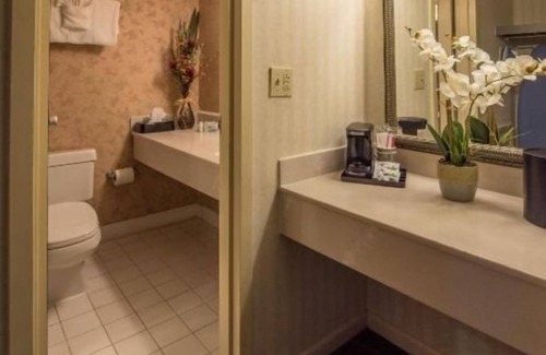 Cheat Lake Hotel | Lakeview Golf Resort Hotel Elegant 1BR Suite