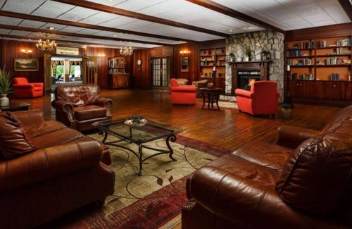 Cheat Lake Hotel | Lakeview Golf Resort Hotel Elegant 1BR Suite