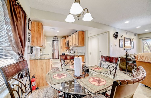 Canyon Lake Condo | Lakeview ground-floor condo with pool, tennis, and grill access - dog-friendly