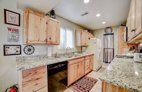 Canyon Lake Condo | Lakeview ground-floor condo with pool, tennis, and grill access - dog-friendly