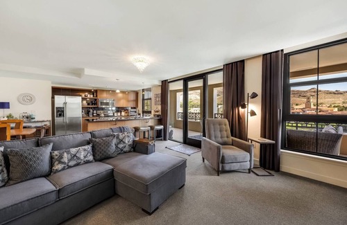 Lake Las Vegas Condo | Lakeview Haven: Unwind with Panoramic Serenity